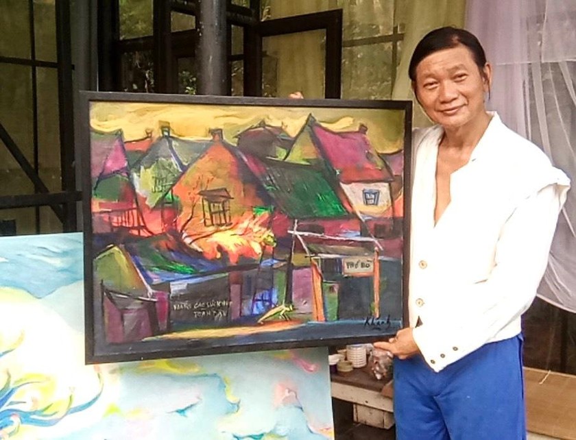 Họa sỹ Đào Anh Khánh bên cạnh tác phẩm " Phố Bình Yên"