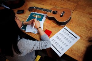Dan-4-day-ukulele-choi-nhu-the-nao