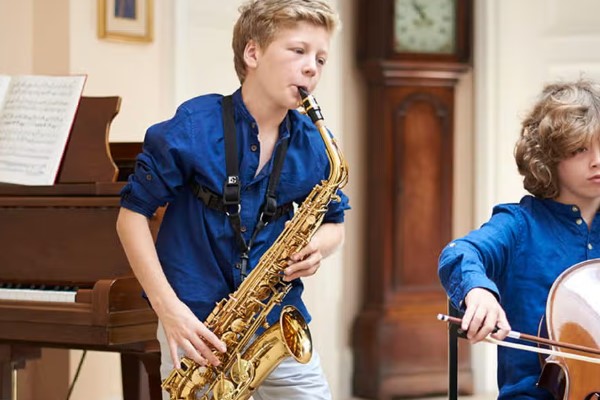 Kèn saxophone hay còn gọi là sax thuộc họ nhạc cụ woodwind