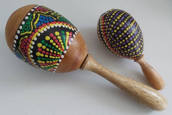 Maracas - nhạc cụ lắc lặn chứa hạt bên trong, tạo ra âm thanh bằng cách lắc.