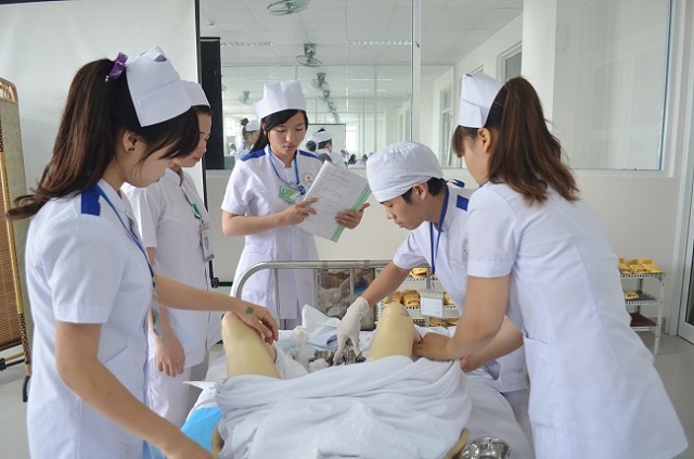Các yếu tố ảnh hưởng đến mức học phí Cao đẳng Điều dưỡng