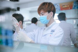 Mức lương ngành Xét nghiệm Y học có sự khác biệt tùy theo trình độ chuyên môn, kinh nghiệm và môi trường làm việc của mỗi kỹ thuật viên